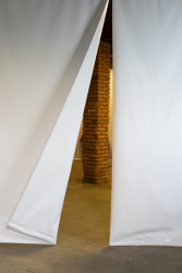 Expozice v Rudé věži smrti, studio COSMO: Architekti vypráví příběh pomocí prostorového zážitku.