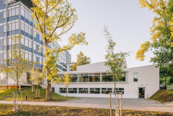 Rekonstrukci vedla ateliér A8000, který si zde vybudoval kanceláře, konkrétně v křídle, kde se původně nacházela jídelna. (Ateliér v panelárně od A8000)