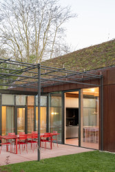 Terasa je propojená s kuchyní. (Víkendový dům nad přehradou, NOIZ architekti)