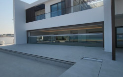 Klesající okna - po stisknutí tlačítka zmizí v podlaze jako ve vile Tugendhat