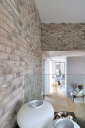 Bungalov s šedivým cihelným páskem na fasádě. Ten je podle majitelů pěkný i praktický na údržbu.