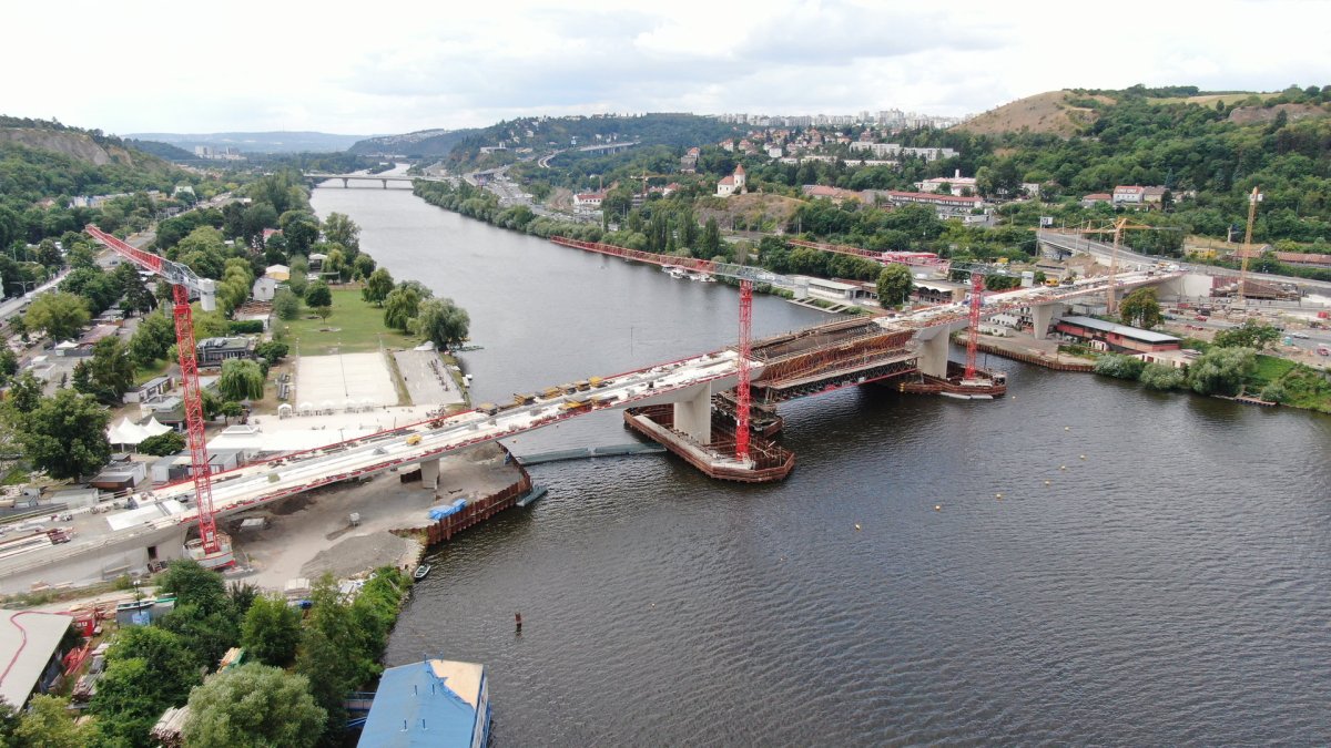 Dvorecký most je moderním pokračováním tradice vltavských mostů. Finalizace se dočká již na jaře 2026.