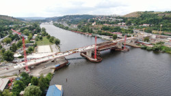 Dvorecký most je moderním pokračováním tradice vltavských mostů. Finalizace se dočká již na jaře 2026.