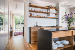 Kuchyň se dál propojuje s obývacím pokojem. (Rekonstrukce domu na Břevnově; Mimosa architekti)