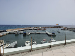 Značka RAKO dodala prostřednictvím svého regionálního partnera Máxima Cerámica ze španělského města Onda celkem 1 500 m2 venkovních dlaždic ze série Piazzetta Outdoor, které v šedé a béžové barvě dotvářejí luxusní vzhled objektu