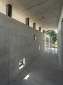 Pohled do interiérů objektu při vstupu na hřbitov