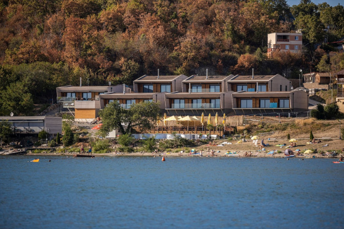 Peter Koterec navrhl devět vila domů na břehu přehrady Zemplínská šírava na východě Slovenska