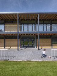 Kabiny FK Klánovice, 20-20-ARCHITEKTI: Současné kabiny v Klánovicích jsou novostavbou, vyrostly ovšem na místě těch původních, pro svůj technický stav už nevyhovujících