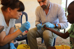 Děti v Ugandě zbytečně umírají na srpkovitou anémii, kterou lze léčit. Čeští lékaři a Luni architekti navrhli kliniku, která jim poskytne potřebnou péči.