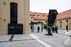 Odhalení památníků generálovi Kutlvašrovi. Investorem je Penta Real Estate, což nelze přehlédnout.