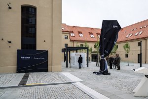 Odhalení památníků generálovi Kutlvašrovi. Investorem je Penta Real Estate, což nelze přehlédnout.
