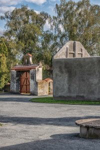 Barokní brána s obnovenými truhlářskými a tesařskými