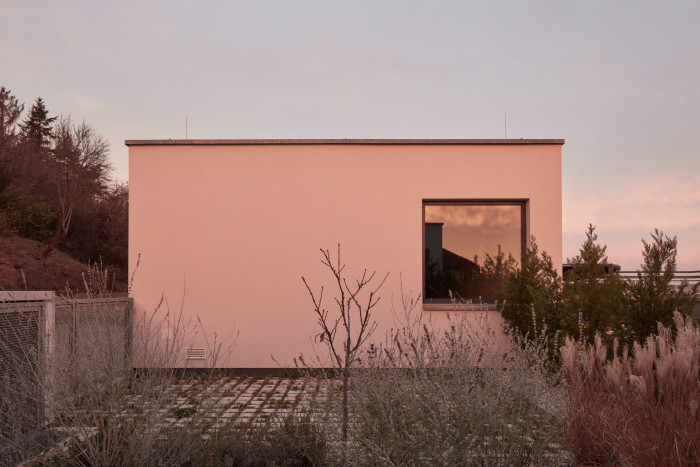 Dvě identické vily od studia Jestico + Whiles na jihozápadě Prahy