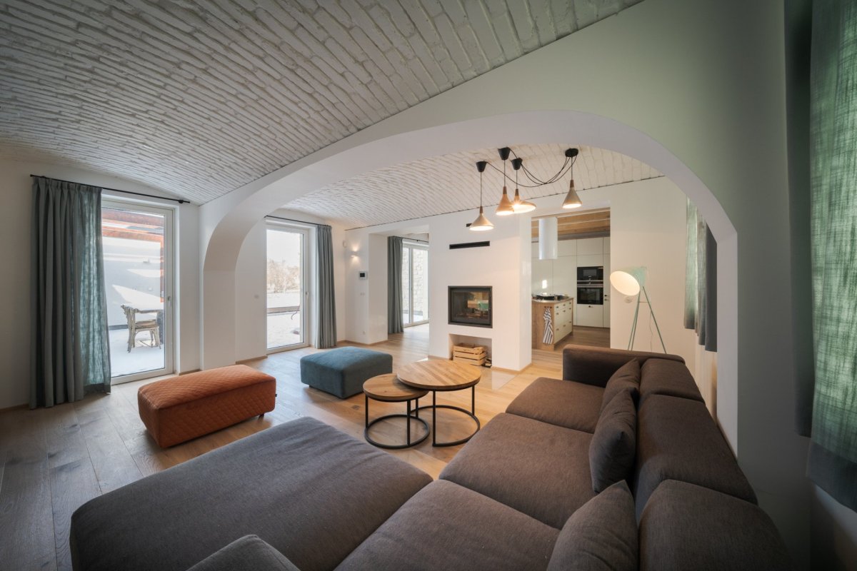 Stavení s červenou pumpou od DESTYL architekti
