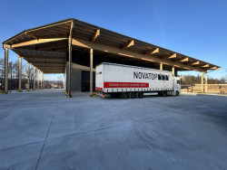 Krytý prostor pro nakládku kamionů a vnější obálka jsou ze dřeva.