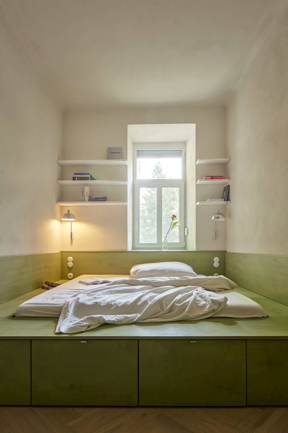 Architektky nechaly udělat několik kusů nábytku na míru.  (Byt v brně s efektivní barevností; Sausan Haj Abdo, Marta Waloszková)