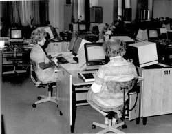 Dobové fotografie Ústřední telekomunikační budovy v Praze na Žižkově.