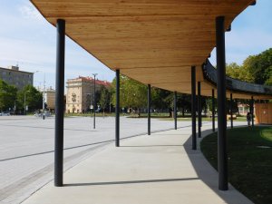 Ve stínu pod terasou se mohou návštěvníci schovat před sluncem či špatným počasím. 