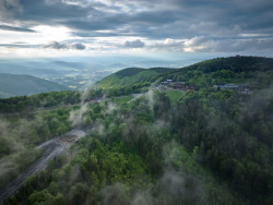 Pustevny, sedlo mezi Radhoštěm a Tanečnicí (Brána Pusteven; henkai architekti)