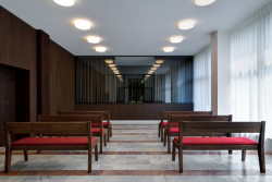 Proměnou prošel celý interiér, včetně předsíně (Interiér smuteční síně; Atelier 38)