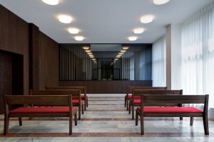 Proměnou prošel celý interiér, včetně předsíně (Interiér smuteční síně; Atelier 38)