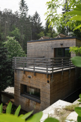 Moderní dřevostavba na Zbraslavi od Lukáše Pejsara