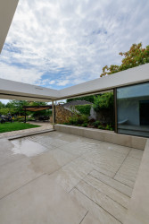 Dno bazénu se snižuje.