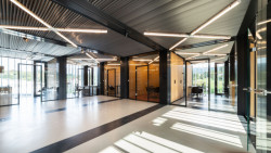 Nové sídlo KOMA MODULAR v pavilonu z EXPO 2015 získalo cenu Nejatraktivnější pracovní prostředí v soutěži Zasedačka roku.