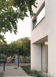 Na zahradě mají děti své vlastní malé hřiště. (Rodinný dům v Radotíně, Papundekl architekti)