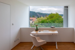 Pracovna s výhledem na ochozu (Krychlový dům ve Vrané nad Vltavou; IO Studio)