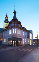 Studio janca architect zrekonstruovalo chátrající secesní vilu na rohu náměstí v Rožnově pod Radhoštěm.