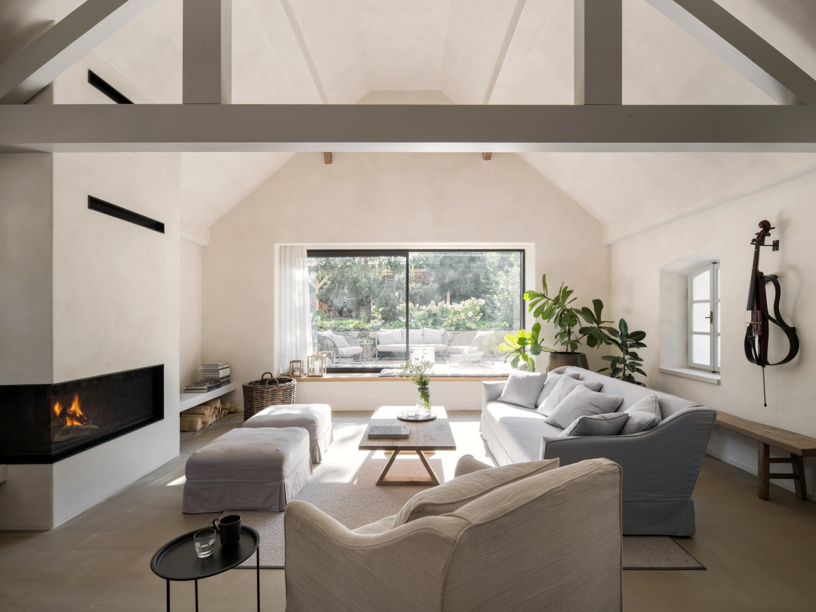 Dřevěné trámy prochází interiérem a připomínají stáří objektu. Čistě jako uvnitř starého stavení si ale nepřipadáte.