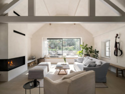 Dřevěné trámy prochází interiérem a připomínají stáří objektu. Čistě jako uvnitř starého stavení si ale nepřipadáte.