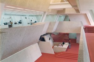 Architekt Paul Rudolph navrhl budovu jako sídlo lékařské výzkumné společnosti Burroughs Wellcome, 1969-72