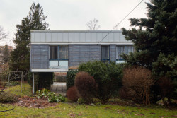 Dům stojí ve svahu a z těchto oken je vidět na zmiňovaný Wolkerák.