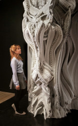 Obr. 25: Ukázka možností technologie 3D tisku spojováním prášku v systému Voxeljet. Objekt Arabesque Wall byl vytištěn na základě 3D modelu generovaného algoritmem. Výsledná geometrie o 200 milionech ploch a 50 GB dat není realizovatelná jiným způsobem než 3D tiskem spojováním prášku, Benjamin Dillenburger, Michael Hansmeyer ve spolupráci s Design Exchange, Německo / Švýcarsko / Kanada,