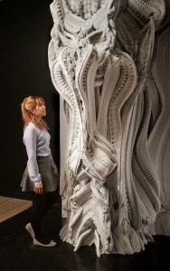 Obr. 25: Ukázka možností technologie 3D tisku spojováním prášku v systému Voxeljet. Objekt Arabesque Wall byl vytištěn na základě 3D modelu generovaného algoritmem. Výsledná geometrie o 200 milionech ploch a 50 GB dat není realizovatelná jiným způsobem než 3D tiskem spojováním prášku, Benjamin Dillenburger, Michael Hansmeyer ve spolupráci s Design Exchange, Německo / Švýcarsko / Kanada,