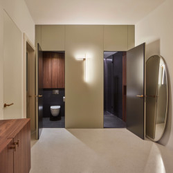 Byly použity jednoduché hmoty jako lakovaná MDF, ořechové dřevo, terrazzo, které v různém pojetí a užití dodávají každému místu vlastní atmosféru.