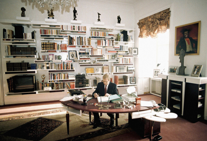 Václav Havel ve své pracovně, kterou mu navrhl Bořek Šípek.
