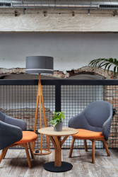 Díky hornímu osvětlení má tento vyvýšený prostor příjemnou atmosféru