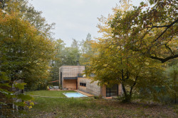 0,5 Studio rodinný dům navrhlo jako sestavu dvou hmot - vyšší "kostky" a nízkého podlouhlého křídla. (Dům v Davli, 0,5 Studio)