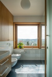 Koupelna s kamennou podlahou - i tady je na podlaze vzor. (Dům v Olešku, AbtSmolen)