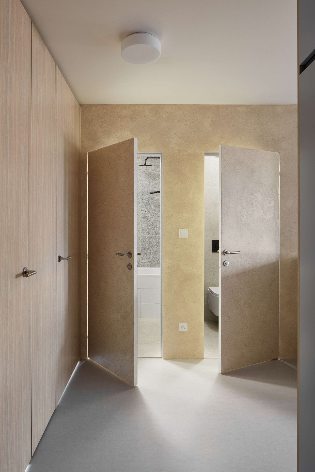 Jedním z aspektů, který si na bytě majitelé pochvalují, jsou dvě oddělené koupelny. (Byt u Divoké Šárky v Praze, Iva Hájková Studio)