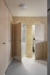 Jedním z aspektů, který si na bytě majitelé pochvalují, jsou dvě oddělené koupelny. (Byt u Divoké Šárky v Praze, Iva Hájková Studio)