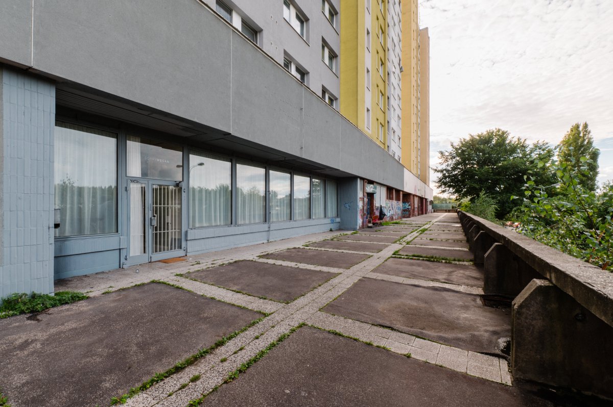Pohled zvenku - nic neprozrazuje, že tu sídlí kreativci z SORRYWECAN. (Kreativní studio v socialistických prostorech; Absurd Studio)