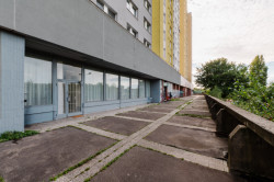 Pohled zvenku - nic neprozrazuje, že tu sídlí kreativci z SORRYWECAN. (Kreativní studio v socialistických prostorech; Absurd Studio)