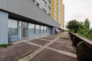 Pohled zvenku - nic neprozrazuje, že tu sídlí kreativci z SORRYWECAN. (Kreativní studio v socialistických prostorech; Absurd Studio)