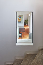 Rekonstrukce domu v Jindřichově Hradci od Matěje Šebka a Martina Petříka: Vidět je do ní novým okénkem z kuchyně bytu v přízemí.