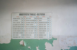 Továrna malých strojů, za socialismu sloužila jako expedice, sklady a kanceláře – a stopy dějin tu byly donedávna patrné na každém kroku. Dnes se budova přestavuje na byty. Architektem i developerem je firma Masák&Partner.