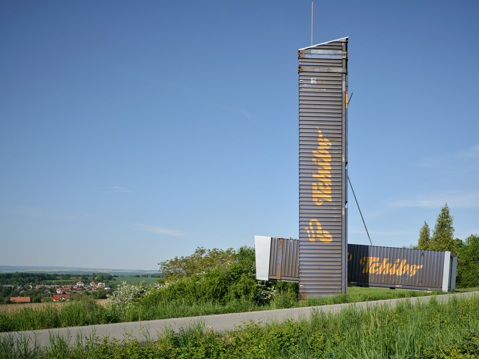 Cíle cest je projekt města Litomyšl. Jsou to drobné intervence do krajiny od architektů. (Rozhledna na Litomyšl, atelier-r)